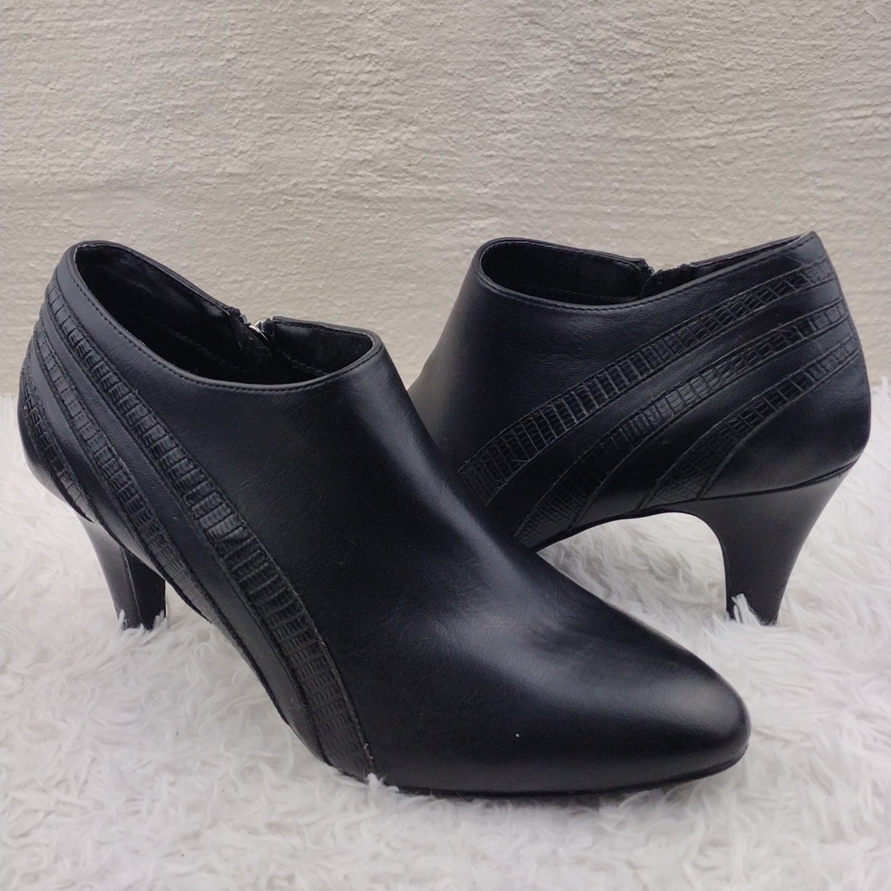 Eva & Zoe Evelyn Black Faux Leather Pointed-Toe Mid Heel Side Zip Bootie Shoe